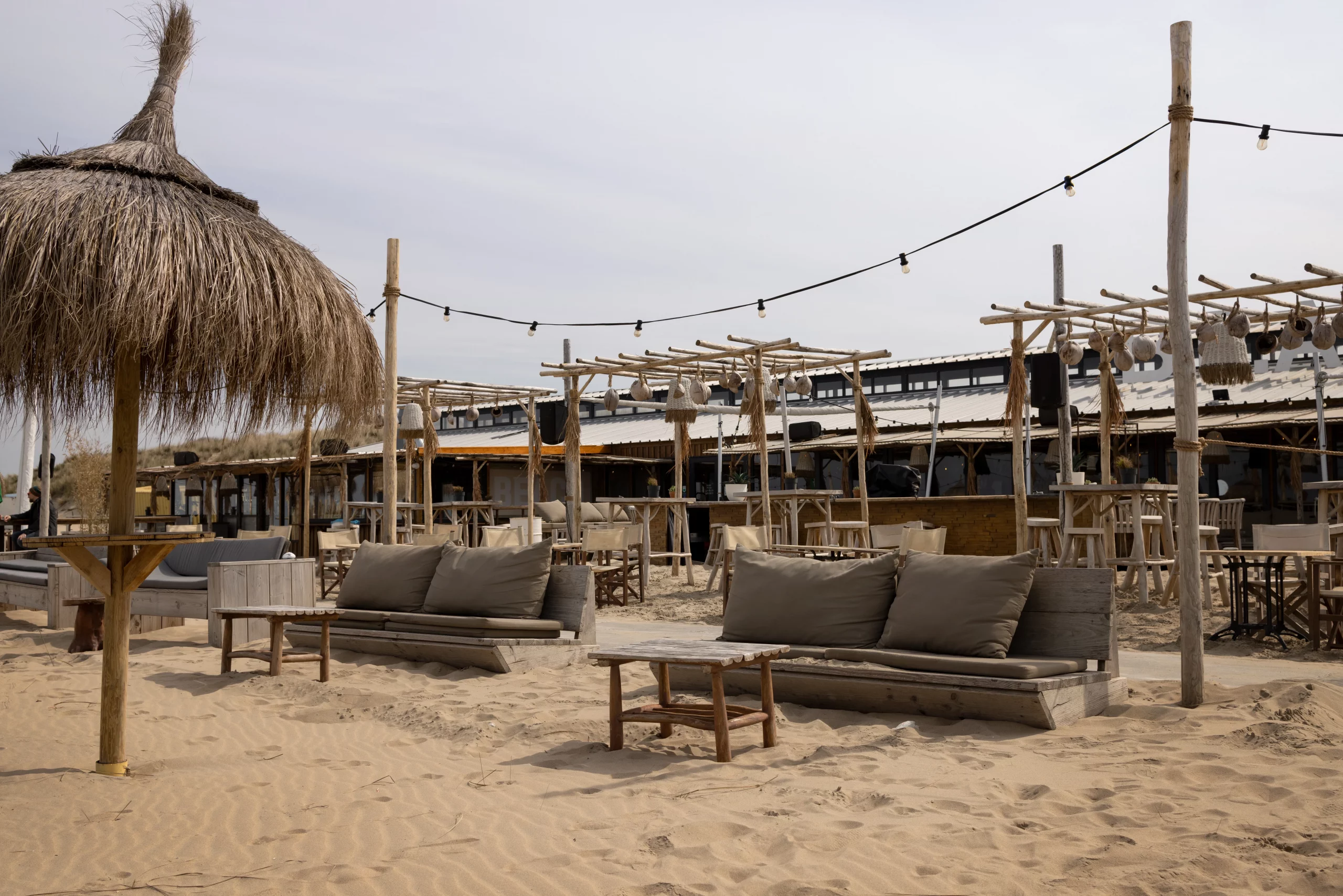 Costa da Caparica Beach Clubs: Where to Relax by the Ocean